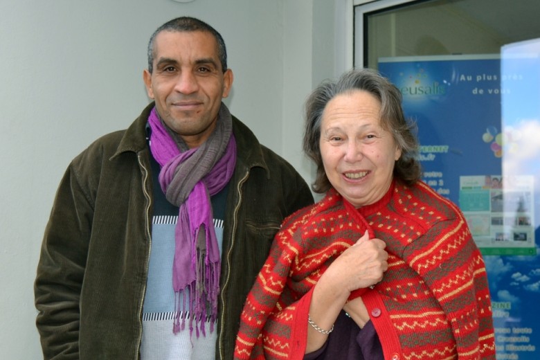 Omar, le gardien de Brésard, avec Suzanne, une locataire